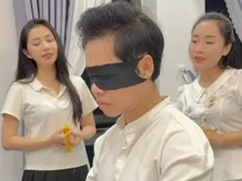 “Ông hoàng nhạc sến” bịt mắt đánh đàn cho 2 cô gái xinh đẹp hát