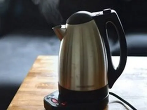 Cảnh báo đến các gia đình đang đun nước bằng ấm điện