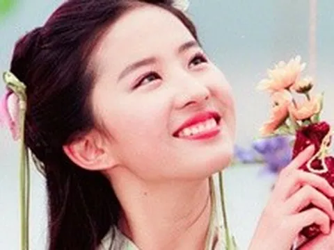Trên đời có duy nhất 1 người cười hở lợi vẫn đẹp khủng khiếp, đẻ sớm 1.000 năm thì giai nhân thời cổ đều phải làm nền