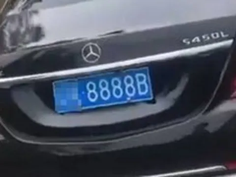 Gia đình chôn chiếc Mercedes biển 8888 cùng người đàn ông quá cố