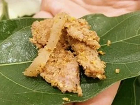 Đặc sản miền núi khiến cô ca sĩ vừa ăn vừa nhún nhảy, nhận xét: "Sao đến giờ tôi mới biết đến món này?!"