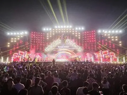 Tổng Giám đốc VOV Đỗ Tiến Sỹ đánh trống khai mạc Liên hoan Phát thanh toàn quốc lần thứ XVII