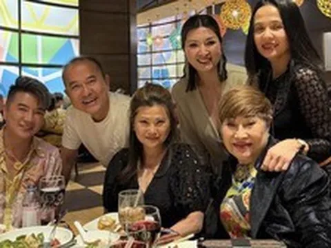 "Ông hoàng nhạc Việt" hội ngộ vợ cũ hơn 17 tuổi ở Mỹ