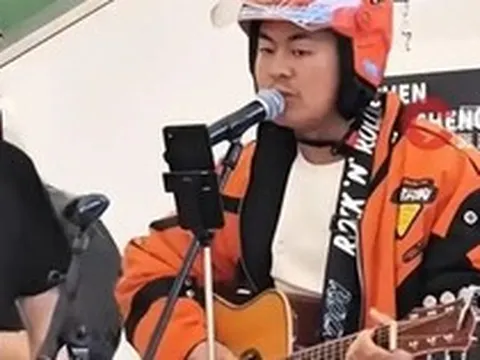 Chàng shipper giao đồ ăn bất ngờ được ca sĩ nổi tiếng mời đi diễn chung, ca sĩ hóa ra cũng từng làm shipper