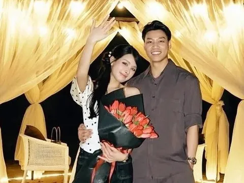 Cầu thủ Vũ Văn Thanh gây sốt với màn cầu hôn bạn gái