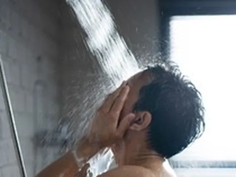 Tắm đêm có thực sự là “thủ phạm” gây ra đột quỵ?