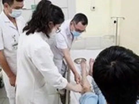 Nam sinh liệt vận động, mất cảm giác vì thói quen khoanh chân