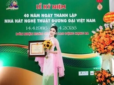 MC, ca sĩ Kim Huyền Sâm nhận kỷ niệm chương hơn 20 năm cống hiến nghệ thuật