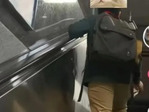 Hành động của 1 đứa trẻ ở ga tàu điện ngầm khiến nhiều người phải hốt hoảng bình luận: Cha mẹ bảo ban lại ngay kẻo muộn!