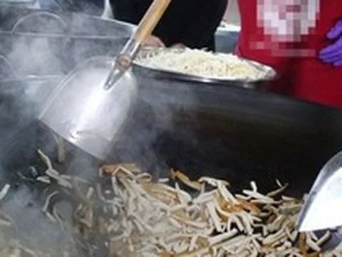 Vợ chồng chủ cửa hàng buffet cùng mắc ung thư phổi vì 3 thói quen nấu nướng suốt 20 năm, nhiều người Việt mắc sai lầm tương tự