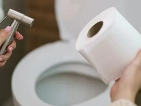 Dùng giấy vệ sinh hay vòi xịt sạch hơn? Chuyên gia tiết lộ điều khiến hàng triệu người ngỡ ngàng