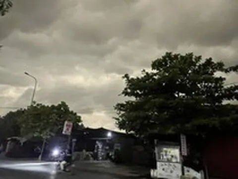 Chuyên gia nói gì về bầu trời bỗng tối sầm vào sáng nay 17-4 ở Hà Nội?