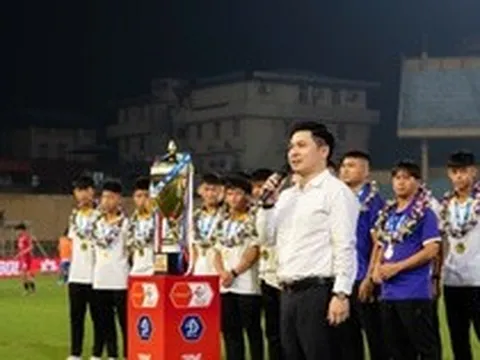 U15 Hà Nội lần đầu vô địch U15 quốc gia, được chủ tịch Hà Nội FC Đỗ Vinh Quang vinh danh trên sân Hàng Đẫy