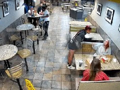 Công bố CCTV cảnh ca sĩ đình đám bị hành hung, tát thẳng mặt giữa quán ăn