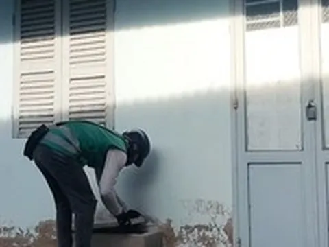 Shipper giao đơn nhưng vào nhà không thấy ai, chủ về lấy camera an ninh đăng lên mạng