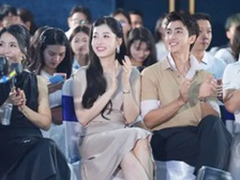 Vợ chồng Bình An – Phương Nga sánh đôi dự sự kiện ra mắt bộ sưu tập Xuân Hè 2026