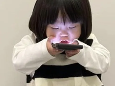Cảnh báo cho các gia đình có con dùng điện thoại hơn 2 tiếng mỗi ngày