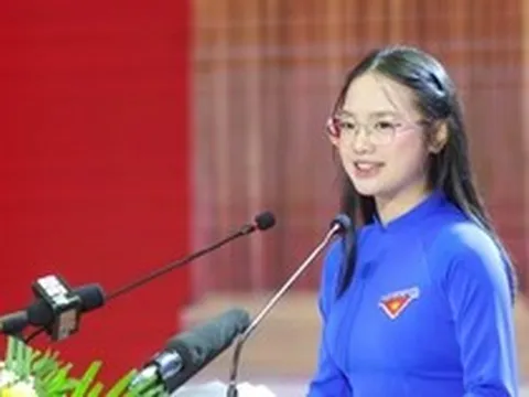 Profile siêu xịn của nữ đoàn viên áo xanh đang HOT nhất MXH: Vừa lên mạng đã va phải "con nhà người ta"!