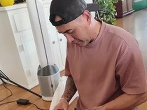 Nam ca sĩ ở Mỹ: "Tôi về Việt Nam như đi buôn vậy"