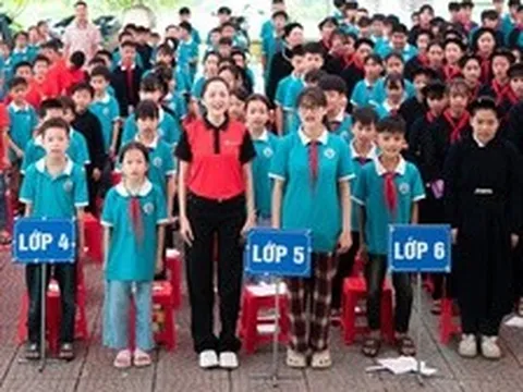 Ca sĩ Bảo Anh hát vang Quốc ca nơi trường bản vùng biên giới