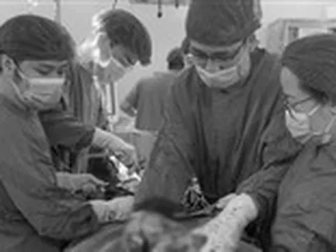 Phẫu thuật cắt khối u sarcoma nặng 9kg hiếm gặp