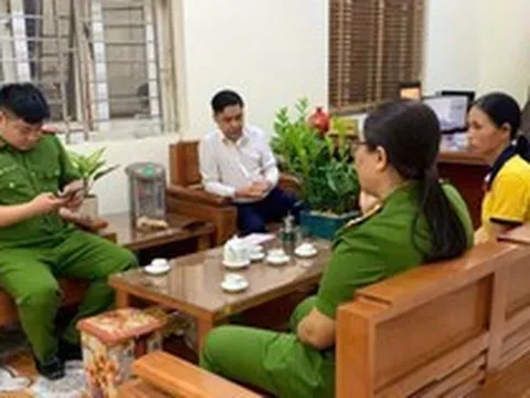 Người phụ nữ SN 1985 đến chi nhánh ngân hàng Agribank rút tiền tiết kiệm, giao dịch viên đang làm thủ tục phải vội báo công an