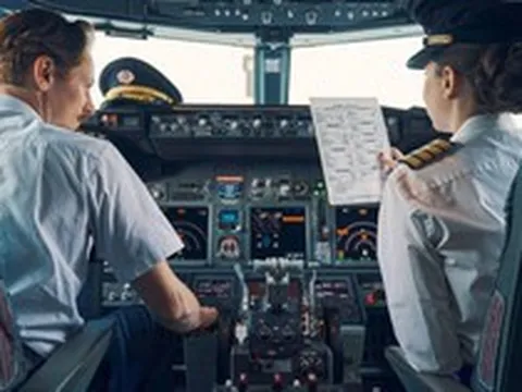 Phát ra tiếng “mèo kêu, chó sủa” khi bay: Hai phi công bị điều tra