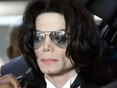 Bỏ quên quá khứ trần trụi, đen tối của Michael Jackson