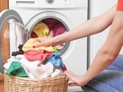 Có nên giặt quần áo mới mua trước khi mặc? Người trong nghề tiết lộ thông tin gây sốc