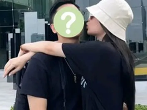 Nam ca sĩ Việt bị khui ảnh du lịch cùng vợ ngoài ngành