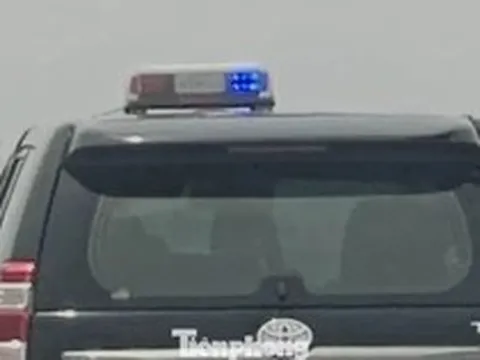 Cục CSGT xác minh ô tô biển trắng gắn còi hú, đèn xoay phóng như bay trên cao tốc