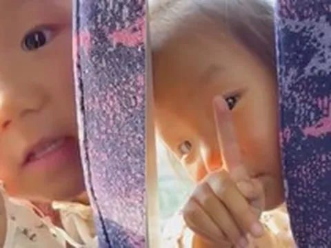 Không ai dạy, bé 3 tuổi nhớ sinh nhật mẹ, tự học hát "Happy Birthday" khiến hàng triệu người xúc động