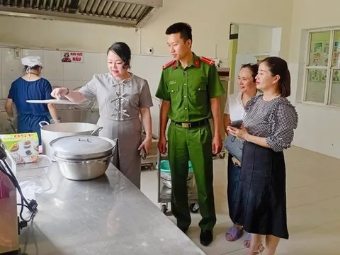 Huế kiểm tra đột xuất an toàn thực phẩm tại các bếp ăn của nhiều trường học