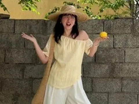 Hơn 30 tuổi, mạnh dạn xưng "chị - em" với nhân viên quán cà phê, nhưng khi được hỏi lại vẫn: "Dạ vâng ạ"