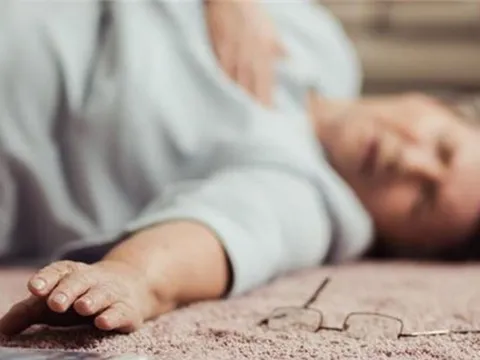 Người phụ nữ 48 tuổi tử vong do ho quá nhiều, bác sĩ cảnh báo 4 kiểu ho phổi đang "kêu cứu"