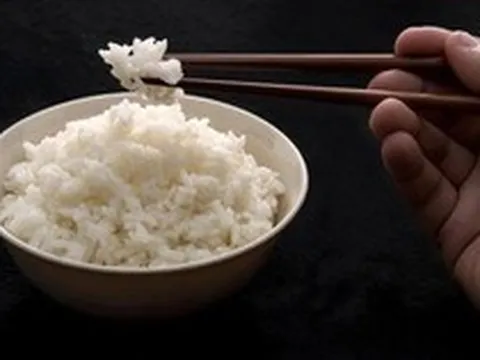 Ăn cơm nguội có thực sự giúp giảm đường huyết như lời đồn?