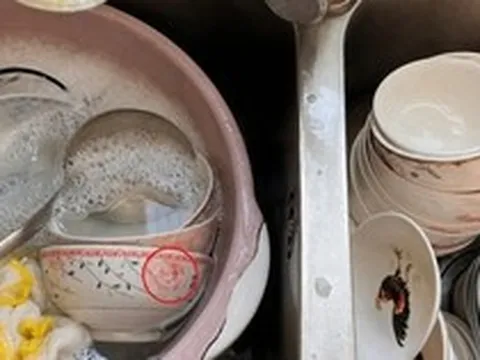 Dù giàu hay nghèo, thấy bát ăn có 5 dấu hiệu này cần thẳng tay vứt bỏ: Đừng ăn "mầm bệnh"