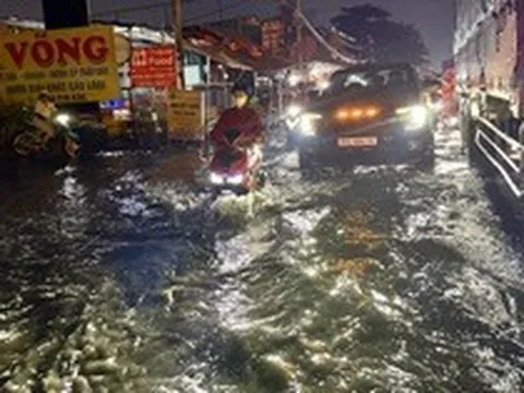TP.HCM mưa lớn sau chuỗi ngày nắng nóng, nhiều đường ngập sâu, kẹt xe kéo dài