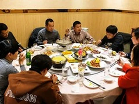 Họp lớp, lớp trưởng yêu cầu mỗi người đóng 11,5 triệu đồng, một người rời nhóm chat: Ngày gặp mặt lộ ra sự thật khác