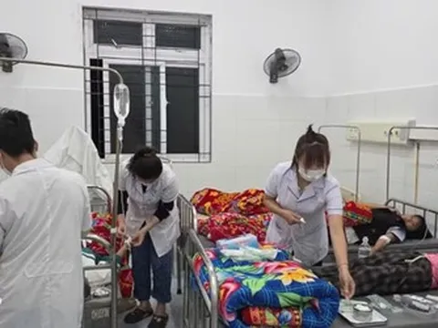 Rủ nhau ăn quả lạ, hơn 200 học sinh ngộ độc