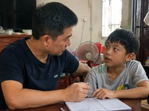 Khi con hỏi, "Mẹ/Bố sẽ thưởng gì nếu con làm bài kiểm tra tốt?", câu trả lời quyết định con có thể tiến xa đến đâu