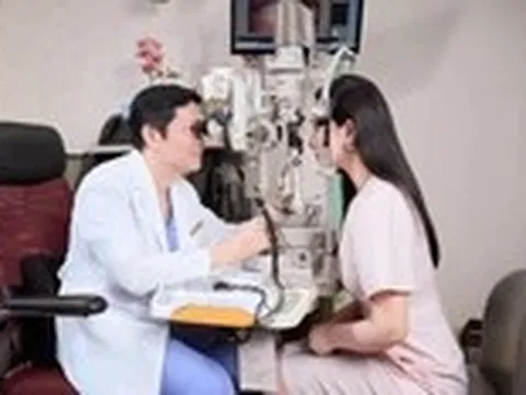 Làm việc với màn hình 10 tiếng/ngày: Đâu là lựa chọn mổ cận phù hợp?