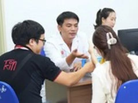 Bé trai tiểu lệch, tiểu khó, có thể là dấu hiệu bệnh lý