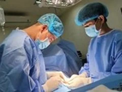 'Giải cứu' cho nam bệnh nhân Lào gặp biến chứng nặng sau tiêm silicon vào vùng kín