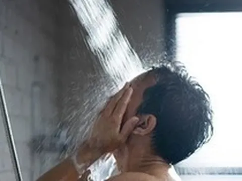 Lời khuyên cho tất cả người 60 tuổi thường xuyên tắm nước nóng