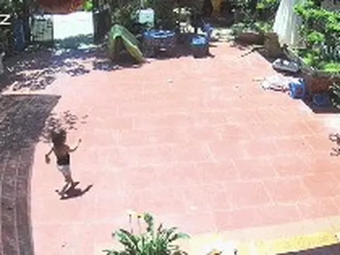 Xuất hiện nhiều clip trích xuất camera quay lại cảnh “nóng bỏng chân”: Kẻ khóc, người cười