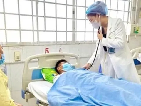 Nam thanh niên 18 tuổi nhập viện cấp cứu sau khi dùng thuốc tê phun xăm