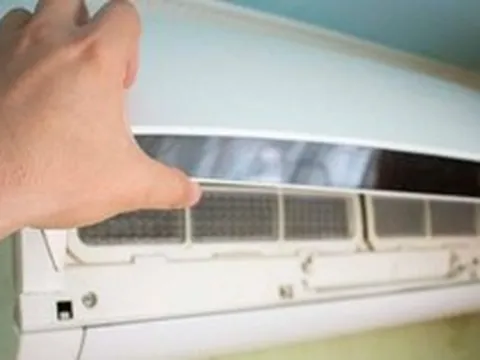 Bật điều hòa nghe tiếng lạ, người đàn ông vội mở ra kiểm tra rồi bất ngờ: Ai xem cũng rùng mình!
