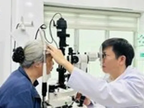 Hồi phục thị lực sau một ngày mổ đục thủy tinh thể nhờ Phaco không dao