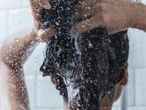 Nắng nóng đỉnh điểm, bác sĩ cảnh báo kiểu tắm nhiều người đang làm có thể gây đột tử